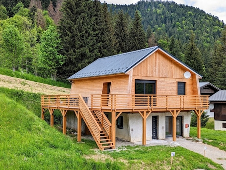 Exterior. Apartment 'Le Lys Martagon' with Mountain View, Private Terrace and Wi-Fi