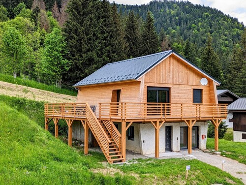 Appartement "Le Lys Martagon" avec vue sur les montagnes, terrasse privée et Wi-Fi