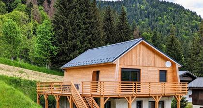 Appartement "Le Lys Martagon" avec vue sur les montagnes, terrasse privée et Wi-Fi