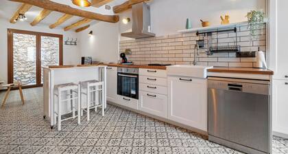 Holiday Home 'El Racó De Les Escales' with Balcony, Wi-Fi and Air Conditioning