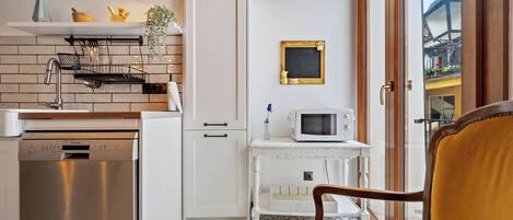 Frigorífico, microondas, horno y placa de cocina