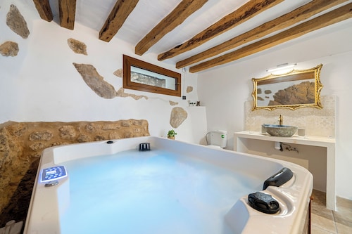 Holiday Home 'El Racó De Les Escales' with Balcony, Wi-Fi and Air Conditioning