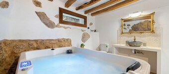 Holiday Home 'El Racó De Les Escales' with Balcony, Wi-Fi and Air Conditioning