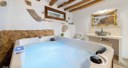 Holiday Home 'El Racó De Les Escales' with Balcony, Wi-Fi and Air Conditioning