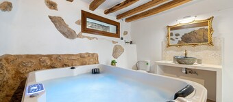 Holiday Home 'El Racó De Les Escales' with Balcony, Wi-Fi and Air Conditioning