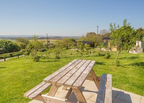 Outdoor dining - Wheal Premier Shepherd Hut (St Agnes)