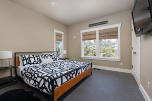 Desk, travel cot, WiFi - Riverfront Dream - 6 bedrooms - 5 bathrooms (Pacific City)