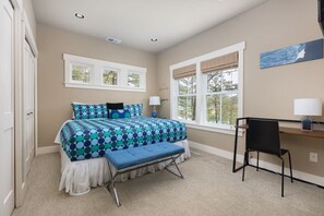 Schreibtisch, Reisekinderbett, WLAN