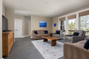 TV - Riverfront Dream - 6 bedrooms - 5 bathrooms (Pacific City)