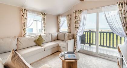This stunning holiday home with a double bedroom and en suite W.