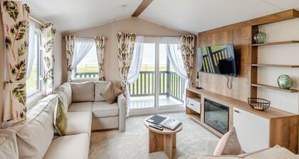 This stunning holiday home with a double bedroom and en suite W.