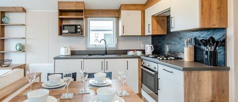 Réfrigérateur, un four, surface de cuisson, grille-pain