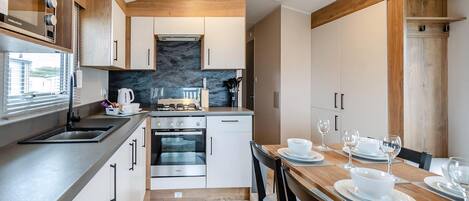 Réfrigérateur, four, plaque de cuisson, grille-pain