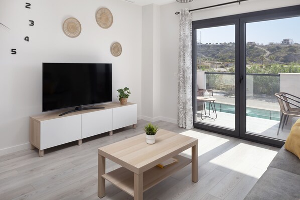 TV, streaming services - Apartment 'Residencial Celere Playa Niza' with Sea View, Shared Pool & 4 Shared Terraces (Almayate Bajo)