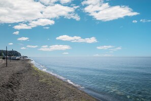 Una spiaggia nelle vicinanze