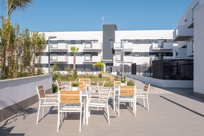 Outdoor dining - Apartment 'Residencial Celere Playa Niza' with Sea View, Shared Pool & 4 Shared Terraces (Almayate Bajo)