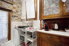 Kühlschrank, Mikrowelle, Herdplatte, Wasserkocher mit Kaffee-/Teezubehör
