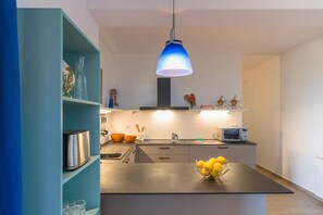 Kühlschrank, Mikrowelle, Ofen, Geschirrspüler