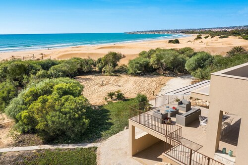 Sea view and direct access to the sandy beach