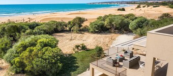 Sea view and direct access to the sandy beach