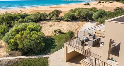 Sea view and direct access to the sandy beach