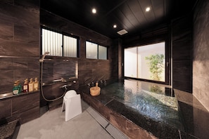 Villa, no fumadores (Sandanbeki, Room Only) | Baño | Bañera y ducha independientes y bañera de agua termal
