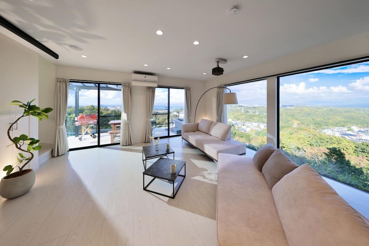 Villa, niet-roken (Dogs allowed, Sorairo, Room Only) | Woonruimte | Een flatscreentelevisie