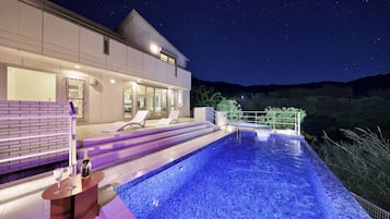 SLG (Room Only) Non smoking | 1 bedroom, individually decorated, individually furnished, desk