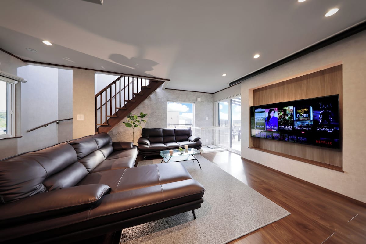 Villa, niet-roken (Dogs allowed, Soratabi, Room Only) | Woonruimte | Een flatscreentelevisie