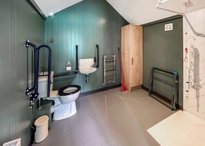 A modern bathroom with a toilet, sink, and shower area. - 1 bedroom accommodation in Halling (Halling)
