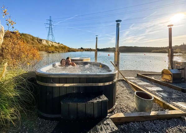 Bañera de hidromasaje al aire libre