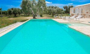 Pool - Villa 'Trullo Delori with Infinity Pool' with Private Pool, Wi-Fi and Air Conditioning (Villa Castelli)