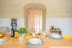 Dining - Villa 'Trullo Delori with Infinity Pool' with Private Pool, Wi-Fi and Air Conditioning (Villa Castelli)