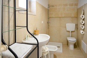 Shower, hair dryer, towels - Villa 'Trullo Delori with Infinity Pool' with Private Pool, Wi-Fi and Air Conditioning (Villa Castelli)