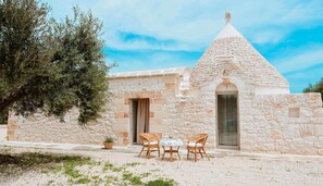 Terrace/patio - Villa 'Trullo Delori with Infinity Pool' with Private Pool, Wi-Fi and Air Conditioning (Villa Castelli)