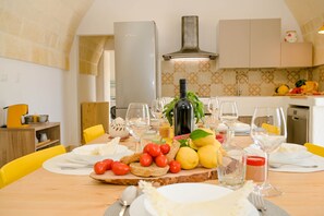 Dining - Villa 'Trullo Delori with Infinity Pool' with Private Pool, Wi-Fi and Air Conditioning (Villa Castelli)