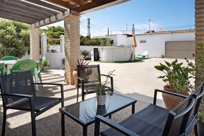 Outdoor dining - Holiday Home 'Casa Nazaret' with Private Pool, Private Terrace and Wi-Fi (Conil de la Frontera)