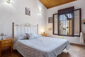 2 bedrooms, iron/ironing board, free WiFi, bed sheets - Holiday Home 'Casa Nazaret' with Private Pool, Private Terrace and Wi-Fi (Conil de la Frontera)