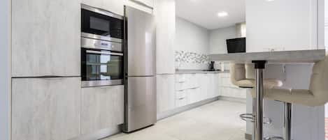 Geladeira, micro-ondas, fogão, cooktop