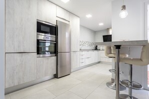 Fridge, microwave, oven, stovetop - Holiday Home 'Capitán' with Private Terrace, Balcony & Wi-Fi (Fuengirola)