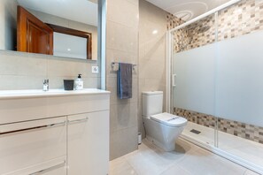 Douche, séchoir à cheveux, serviettes fournies