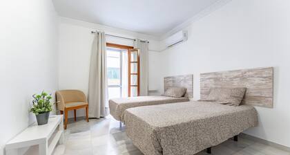 Casa de vacaciones 'Capitán' con terraza privada, balcón y Wi-Fi