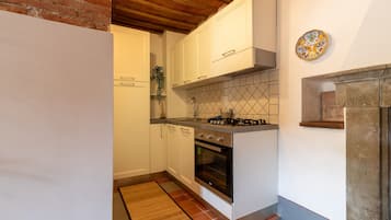 Fridge, oven, stovetop, coffee/tea maker