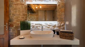 Douche, sĂšche-cheveux, serviettes fournies