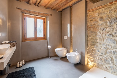 シャワー、ヘアドライヤー、タオル. Casa Biffoli Apartment
