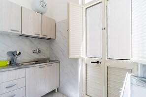 Réfrigérateur, un four, surface de cuisson, cafetiÚre-théiÚre