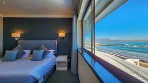 In-room safe, iron/ironing board, free WiFi, bed sheets - Blue Peter Hotel (Cape Town)