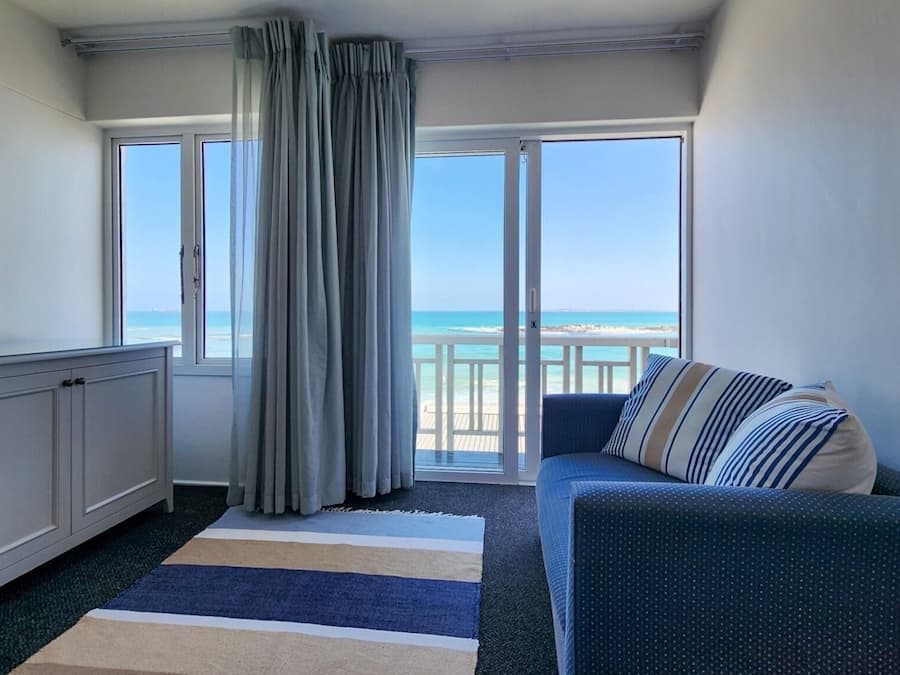 Habitación superior con 1 cama doble o 2 individuales, 1 habitación, vistas al mar | Caja fuerte, tabla de planchar con plancha, wifi gratis y ropa de cama