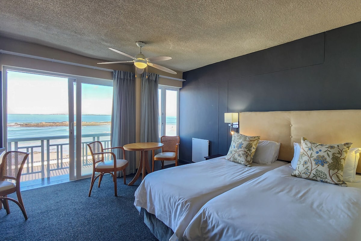 Superior kamer, 1 twee- of 2 eenpersoonsbedden, 1 slaapkamer, uitzicht op zee | 1 slaapkamer, een kluis op de kamer, een strijkplank/strijkijzer