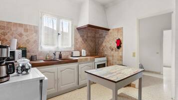 Kylskåp, mikrovågsugn, ugn och spishäll